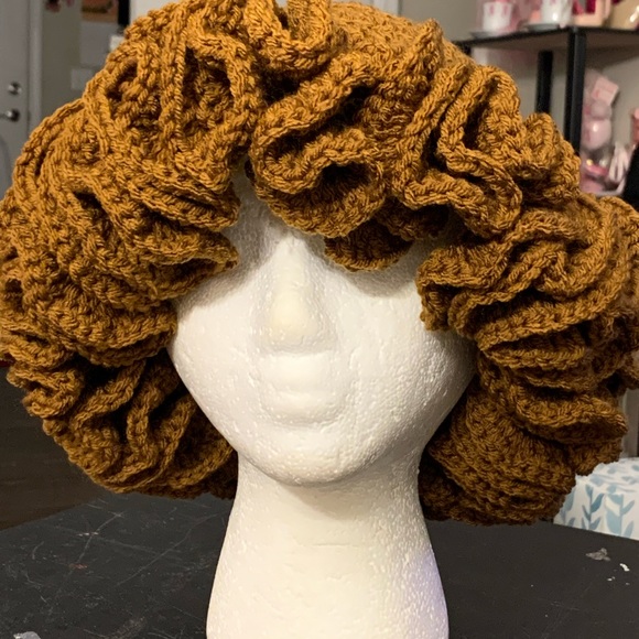 Crochet ruffled hats - Picture 3 of 15